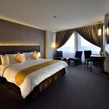 Tjokro Hotel Pakanbaru Exteriör bild