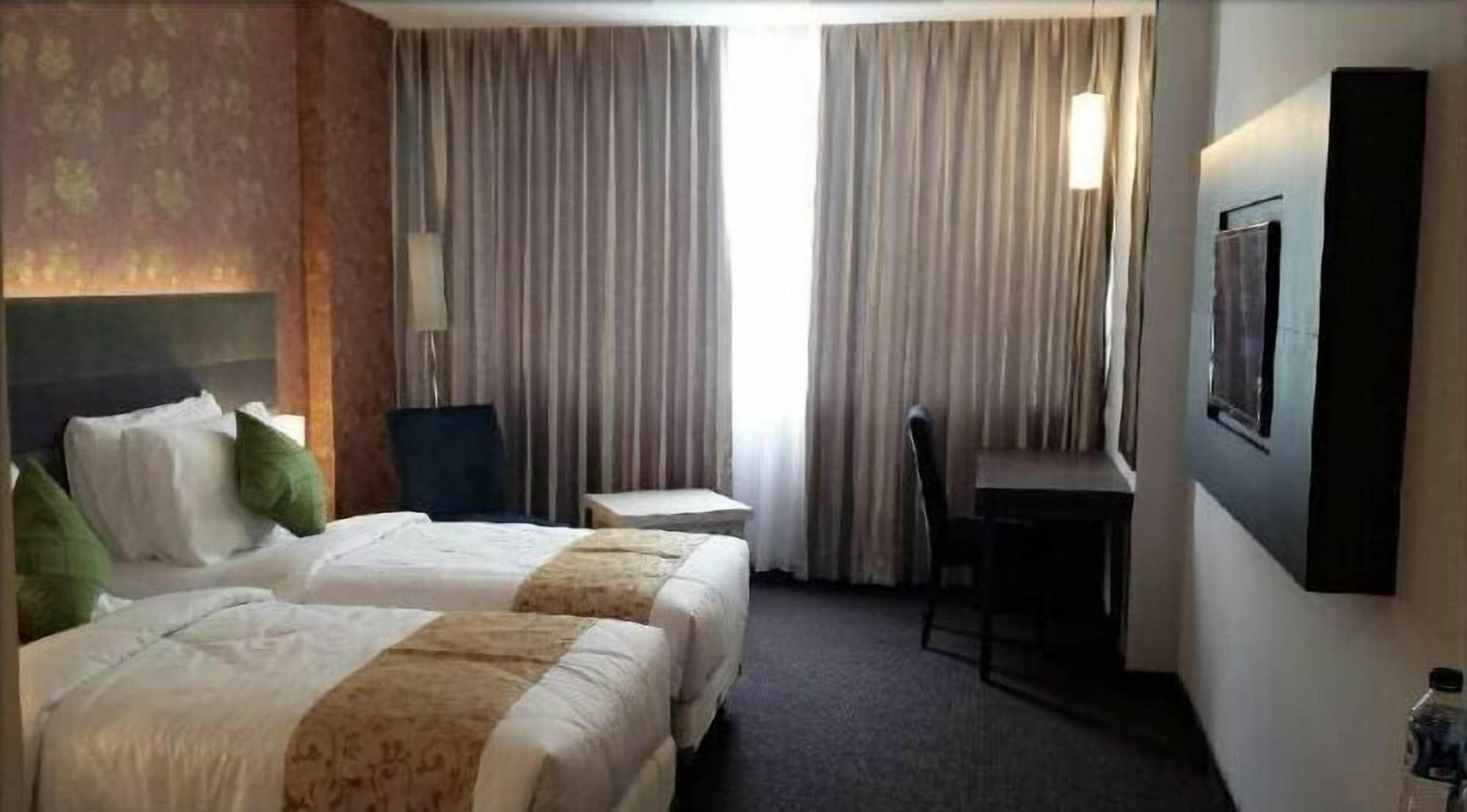Tjokro Hotel Pakanbaru Exteriör bild